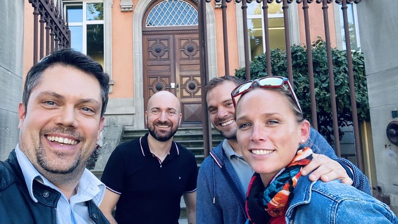 Stéphan LIDY avec vendeur et acquéreurs super heureux à la sortie du notaire à Colmar
